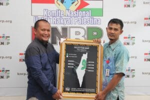 Penyerahan peta palestina sebagai cenderamata dari knrp diwakili ketua program, ari a rifa'i ke ketua aci, gatot prasetyo.