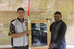 Muhammad yudi kotouky terima bingkai peta palestina dari knrp sebagai bentuk kepedulian kepada palestina.