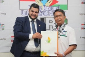 Penyerahan cideramata dari pimpinan ghirass kepada knrp yang diwakilkan oleh caca cahayaningrat.