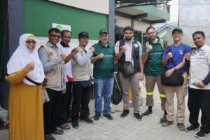 Knrp bersama relawan kesehatan di posko layanan kesehatan, palu