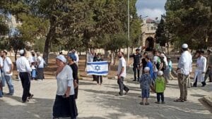 Pemukim israel Kibarkan Bendera israel saat Penyerbuan Masjid Al Aqsha