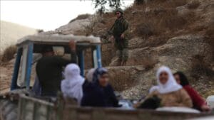 Pemukim Palestina Curi Buah Zaitun Milik Petani Palestina di Tepi Barat