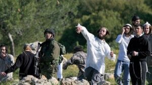 Pemukim israel melemparkan batu ke warga palestina di desa safa