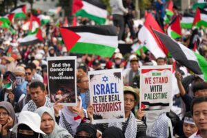1 Tahun Agresi israel ke Jalur Gaza, Ribuan Orang Indonesia Menggelar Aksi di Depan Kedutaan AS