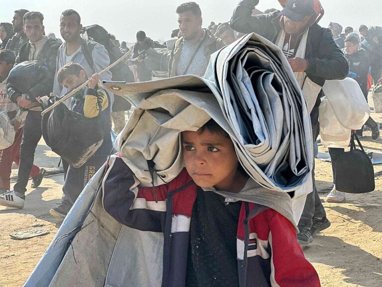 Return of displaced people via al rasheed street after ceasefire january 2025 gaza strip 768x576
