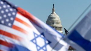 Bendera israel dan amerika berkibar di us capitol selama unjuk rasa mendukung israel dan memprotes antisemitisme di national m 169